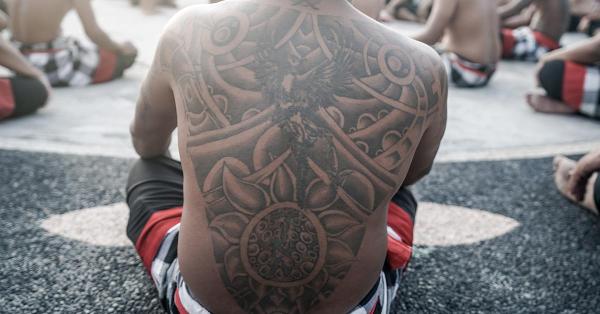 Tato yang menghiasi tubuh salah satu penari kecak. (Fernando Randy/Historia.id).