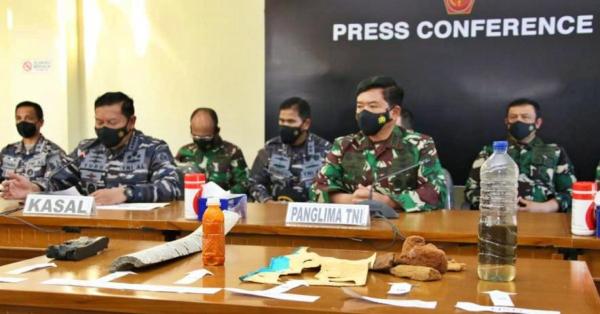 Sejumlah puing yang diyakini berasal dari KRI Nanggala (402). (tnial.mil.id).