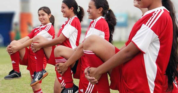 Sebuah tim putri dari Paraguay tengah berlatih, gambaran bahwa di negeri Amerika Latin pun segala persoalan sepakbola putri diperhatikan, termasuk soal kesehatan (Foto: fifa.com)