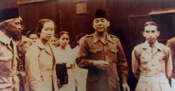 Emma Poeradiredja (kedua dari kiri) bersama Soekarno di sebuah stasiun kereta api. (Koleksi pribadi Amarawati Poeradiredja).
