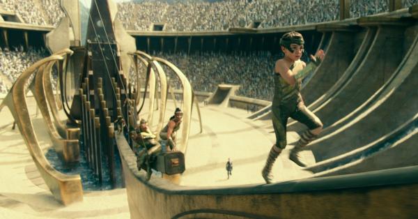 Adegan Diana kecil (kanan) dalam sebuah kompetisi halang rintang bangsa Amazon. (warnerbros.com).