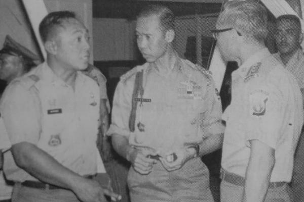 Mayjen Pol. Widodo Budidarmo, Kepala Komdak VII Jaya (kiri) berbincang dengan Kapolri Jenderal Pol. Hoegeng Iman Santoso. (Dok. Sinar Harapan/Repro Menembus Fakta).