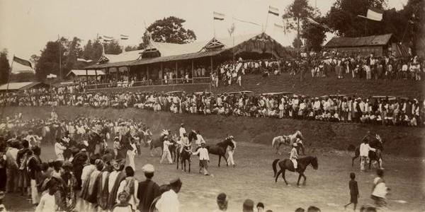 Parade para pemenang pacuan kuda di arena pacuan kuda di Fort de Kock, Bukittinggi, Sumatera Barat, pada tahun 1911. (KITLV).