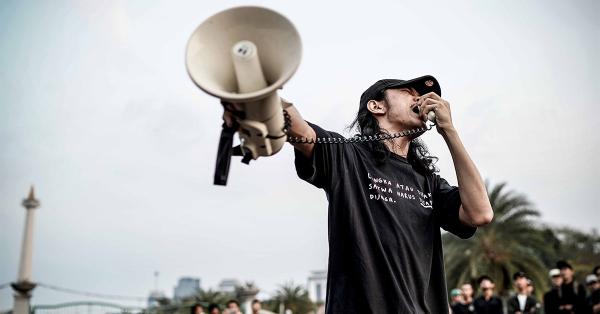 Musisi Primanda Ridho berorasi tentang keluarganya di Riau yang terjebak asap. (Fernando Randy/Historia).