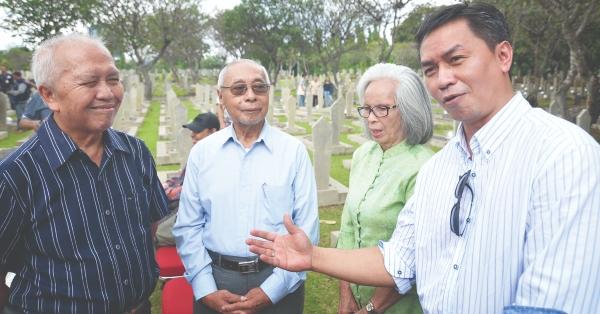 Keluarga Josias Kolondam Kawilarang. Kiri-kanan: Harry Kawilarang (keponakan), Soedarno Gino (menantu), Yohana Fredrika Poppy Kawilarang (anak), dan Tentino Kawilarang (cucu). (Nugroho Sejati/Historia.ID).