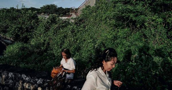 Para pengunjung pura di Uluwatu. (Fernando Randy/Historia.id).