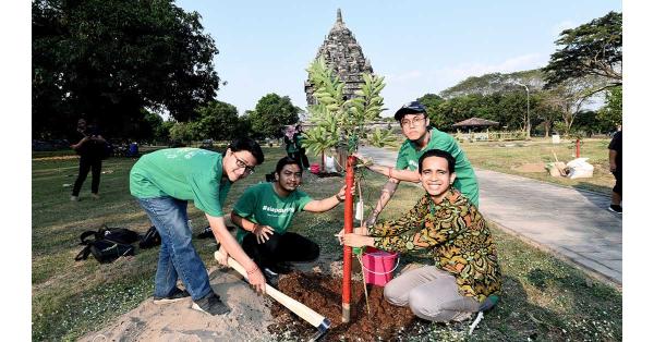 Kegiatan penanaman kembali beberapa bibit tanaman di areal Candi Bubrah yang terletak berdekatan dengan Candi Prambanan. Turut pula menghadirkan youtuber Andovi da Lopez.  (Dok. Bakti Lingkungan Djarum Foundation).