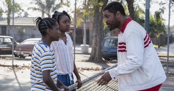 Richard Williams (kanan) saat melatih sendiri kedua putrinya di lapangan publik dengan peralatan seadanya (Warner Bros. Pictures)