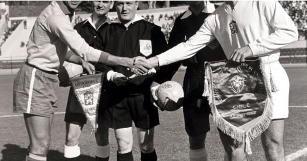 Bola Crack, dikatakan bola produksi gagal hingga harus diganti bola terdahulu, Top Star (Foto: fifa.com)