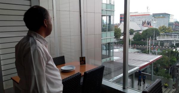 Wahyu Susilo menatap restoran Padang seberang jalan di mana pada Oktober 1997 ia bertemu kakaknya, Wiji Thukul (Foto: Randy Wirayudha/HISTORIA)