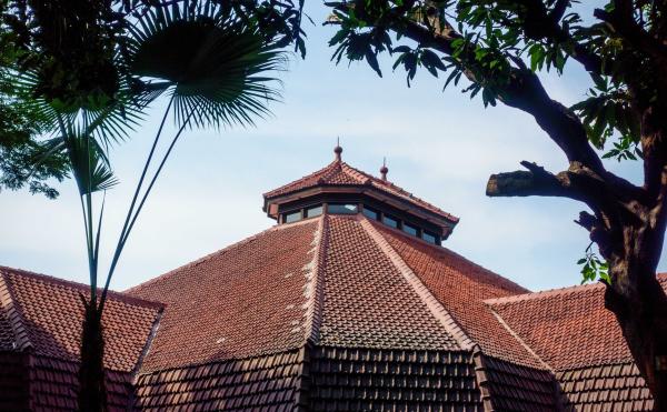 Rumah di Jalan Diponegoro Nomor 30, Menteng, memiliki atap berbentuk mansard. Kini menjadi kediaman Duta Besar Mesir. David Stanton/Indonesian Heritage Society.