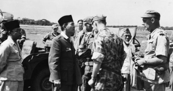 Presiden Sukarno saat hendak dibuang ke Prapat, lalu ke Bangka sejak 19 Desember 1948. (nationaalarchief.nl).