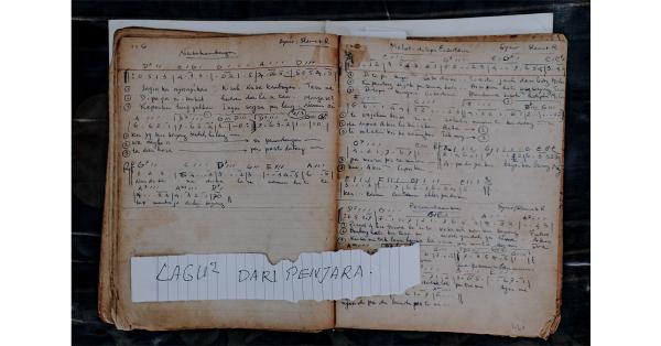 Buku lagu yang ditulis Tuba selama 14 tahun mendakam dipenjara. (Historia.ID/Fernando Randy).