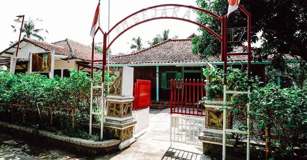Tampak pagar bagian depan dari rumah Rengasdengklok. (Fernando Randy/Historia.id).