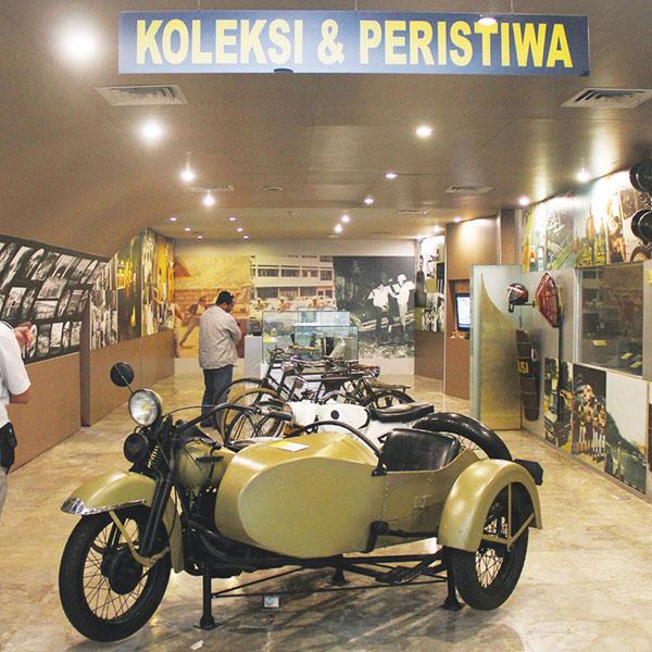 Beragam koleksi Museum Polri dari peralatan, seragam hingga kendaraan. (Nugroho Sejati/Historia.id)