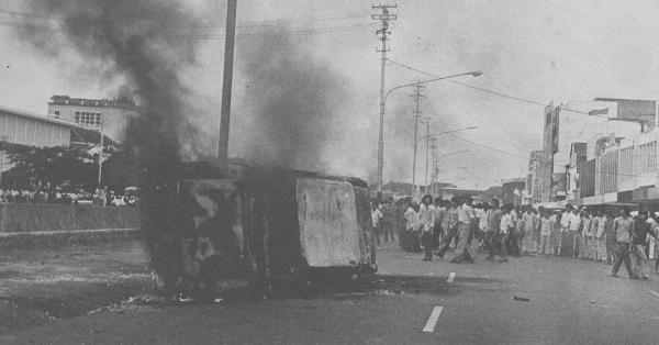 Suasana kerusuhan 15 Januari 1974 (Wikimedia Commons)