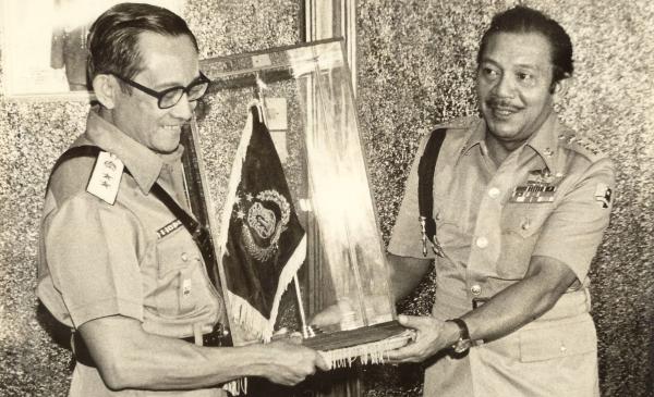 Kapolri Letjen Polisi Awaloedin Djamin menerima kunjungan kehormatan Kepala Kepolisian Filipina Mayjen Fidel V Ramos (kiri), Desember 1979. (Wikipedia/Dok. Kompas/Dinas Penerangan Polri).