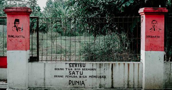 Berbagai coretan dan gambar dengan tokoh kemerdekaan Indonesia. (Fernando Randy/Historia.id).