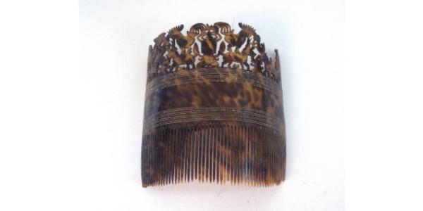 Sisir yang terbuat dari cangkang penyu sisik. (collectie-nusantara.nl).