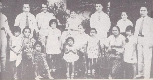 Kiri-kanan: Iwa Koesoema Soemantri, Mohammad Hatta, Tjipto Mangoenkoesoemo, Mulyadi, dua anak angkat Tjipto, dan Sutan Sjahrir. Duduk: Ny. Iwa Koesoema Soemantri dan tiga anaknya, Ny. Tjipto Mangoenkoesoemo, dan Ny. Mulyadi dengan tiga anaknya. (Repro Sutan Sjahrir, Renungan dan Perjuangan).