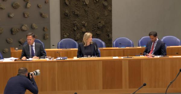 PM Mark Rutte (kiri) didampingi Menhan Kasja Ollorongren dan Menlu Wopke Hoekstra (tweedekamer.nl)