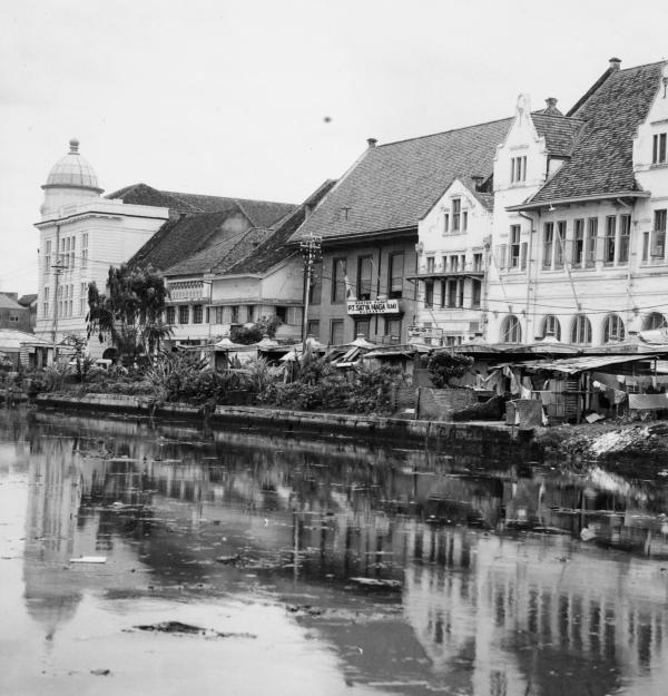 (Kali Besar di Kota Tua 1971 karya Boy Lawson | Koleksi Museum voor Wereldculturen)