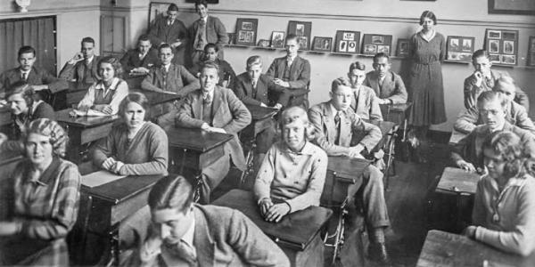Sultan Hamengkubuwono IX (duduk paling belakang di depan perempuan yang berdiri) di sekolah Gymnasium di Haarlem. (Repro Tahta untuk Rakyat).