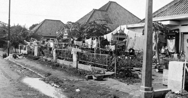 Kondisi kamp romusha di Jakarta tahun 1945. (Wikimedia Commons).