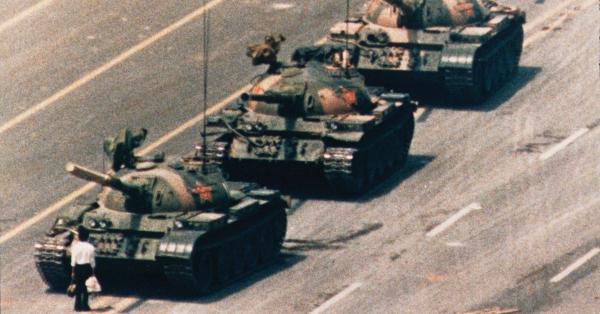 Foto ikonik "Tank Man" hasil jepretan Charlie Cole yang memenangkan penghargaan World Press Photo of the Year 1990 (worldpressphoto.org)