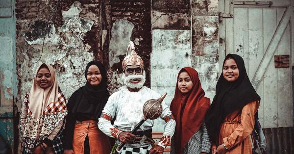 Para pengunjung saat berfoto bersama sang Hanoman. (Fernando Randy/Historia).