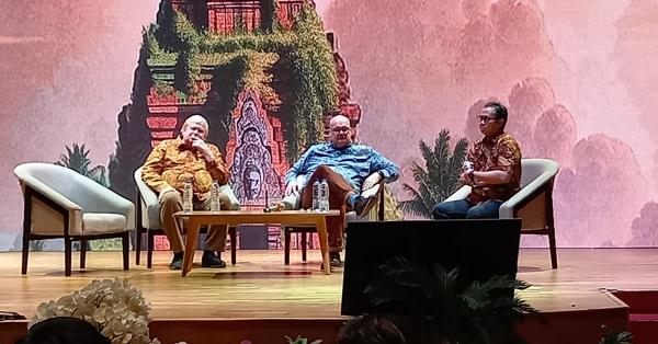 Dennis Rider (duduk, kiri) dari Indonesia Heritage Society (Randy Wirayudha/Historia)