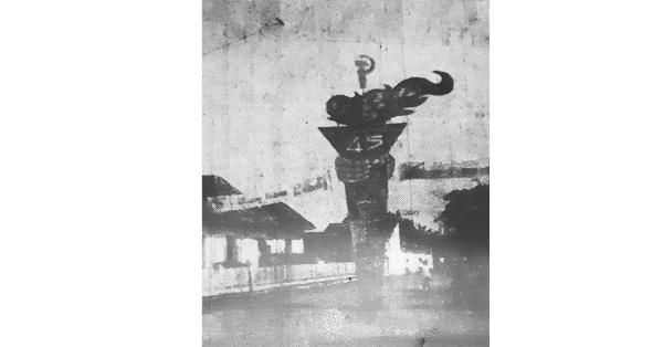 ​Tugu palu arit di Losari. (Harian Rakjat, 5 Juni 1965).