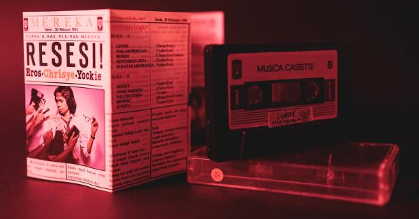 Salah satu album milik para musisi senior Eros, Chrisye, dan Yockie yang masih direkam dalam pita kaset. (Fernando Randy/Historia.id).