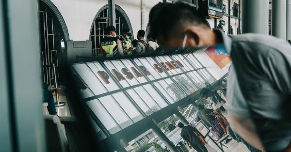 Stasiun Pasar Senen yang memang menjadi tempat favorit para pemudik sejak dulu. (Fernando Randy/Historia.id).
