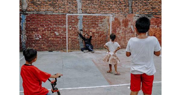 Tuba bermain sepakbola bersama cucu dan anak-anak sekitar rumahnya. (Historia.ID/Fernando Randy).