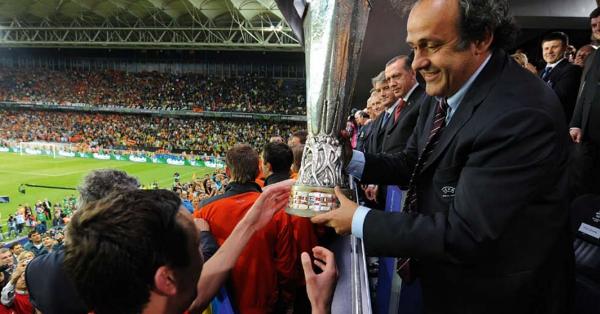 Michel Platini menyerahkan trofi Europa League di musim pertama rebranding kompetisi pada Mei 2009. (ReproCompetition Book Europa League 2009-2012)