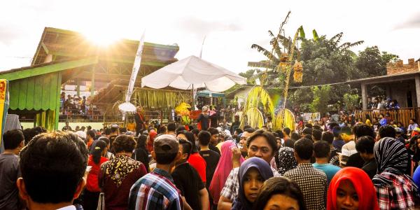 Masyarakat antusias melihat ritual tari Seblang di Desa Olehsari, Kecamatan Glagah, Kabupaten Banyuwangi, yang dimulai pada Jumat, 7 Juni 2019. (Dok. Pemerintah Kabupaten Banyuwangi). 