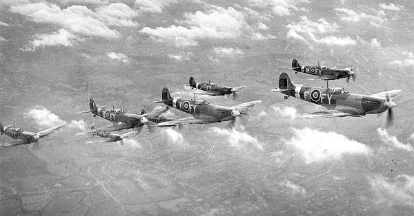 Kawanan pesawat Supermarine Spitfire Mk IX (RAF)