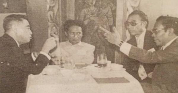 Soedjono Hoemardani bersama Ali Moertopo aktif membina hubungan Indonesia-Jepang. Foto: Repro Prisma.