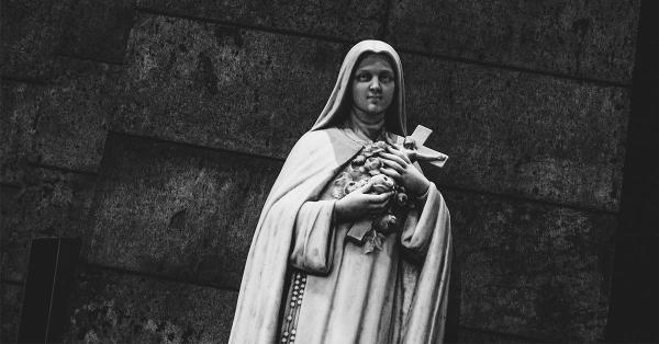 Berbagai patung umat Kristiani menghiasi Gereja Sacrè-Coeur di Paris. (Fernando Randy/Historia).