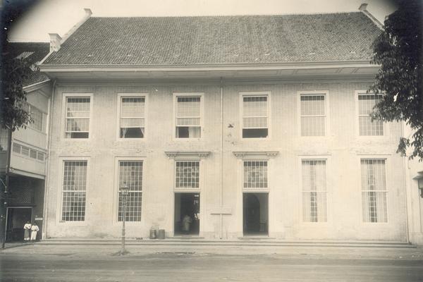 Toko Merah di Batavia sekitar tahun 1920. (KITLV).