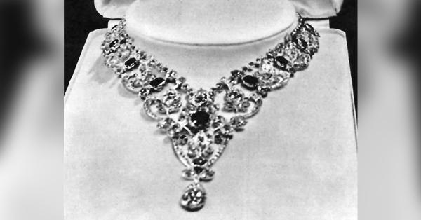 Kalung Rubi Ratu Elizabeth II persembahan rakyat Burma (Foto: Repro Queen and Consort)