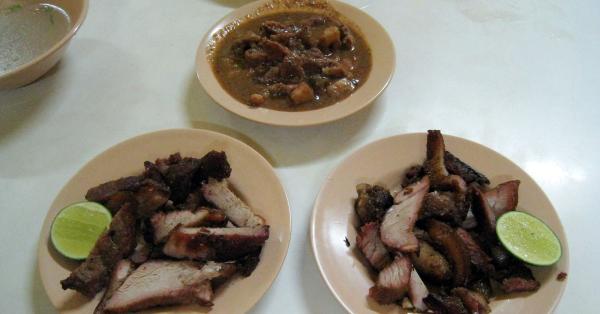 Aneka penganan daging babi seperti saksang (atas) dan panggang (bawah). Foto: Wikimedia Commons.
