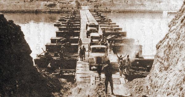 Pasukan Mesir kala menyeberangi Kanal Suez jelang Perang Yom Kippur menghadapi Israel (Foto: cia.gov)