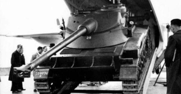 AMX-13 dibuat dengan sejumlah komponen yang bisa dibongkar-pasang untuk dapat diangkut pesawat (Foto: Repro "The AMX 13 Light Tank"