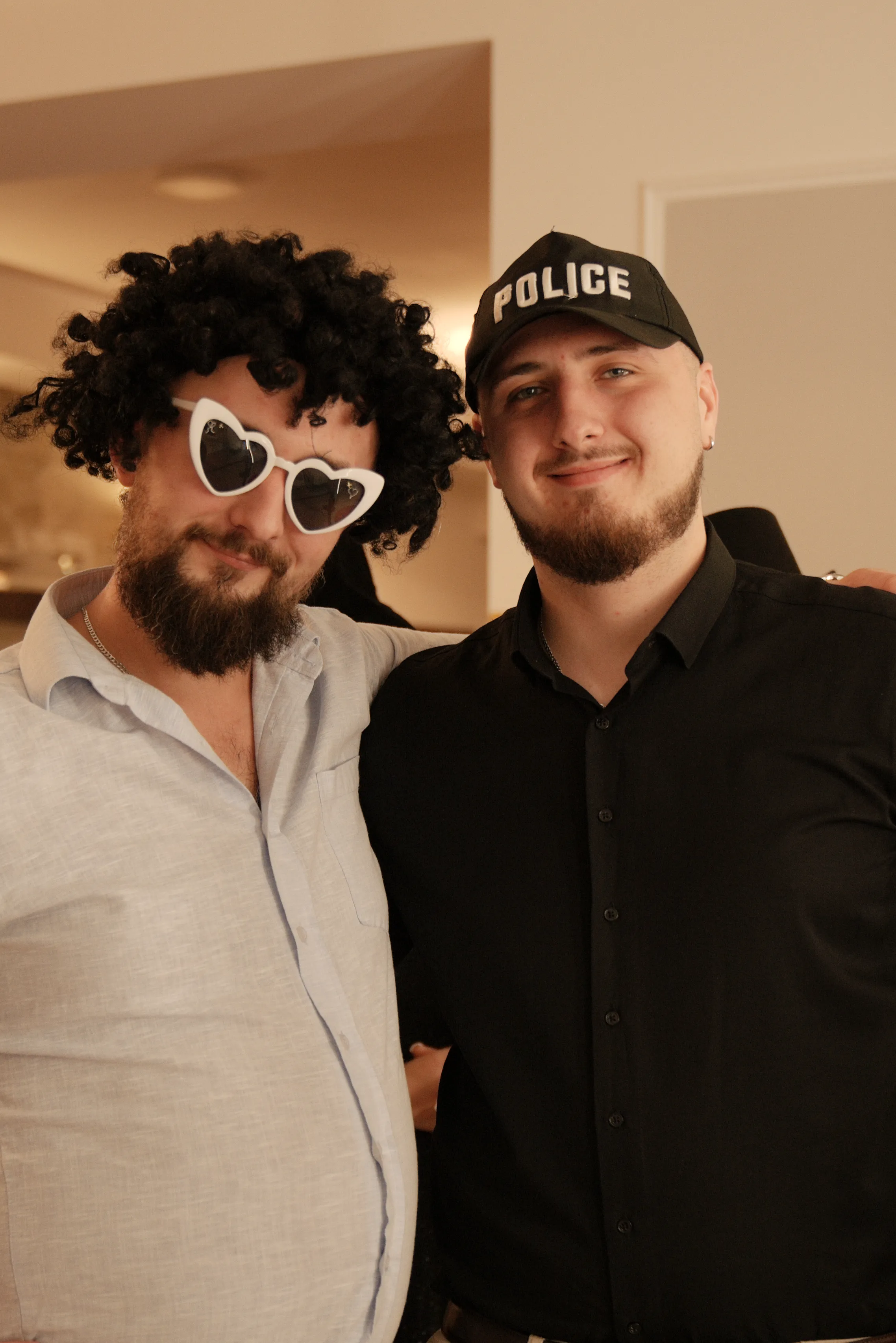 Przebrani goście podczas zabawy andrzejkowej w Gościńcu w Czuszowie