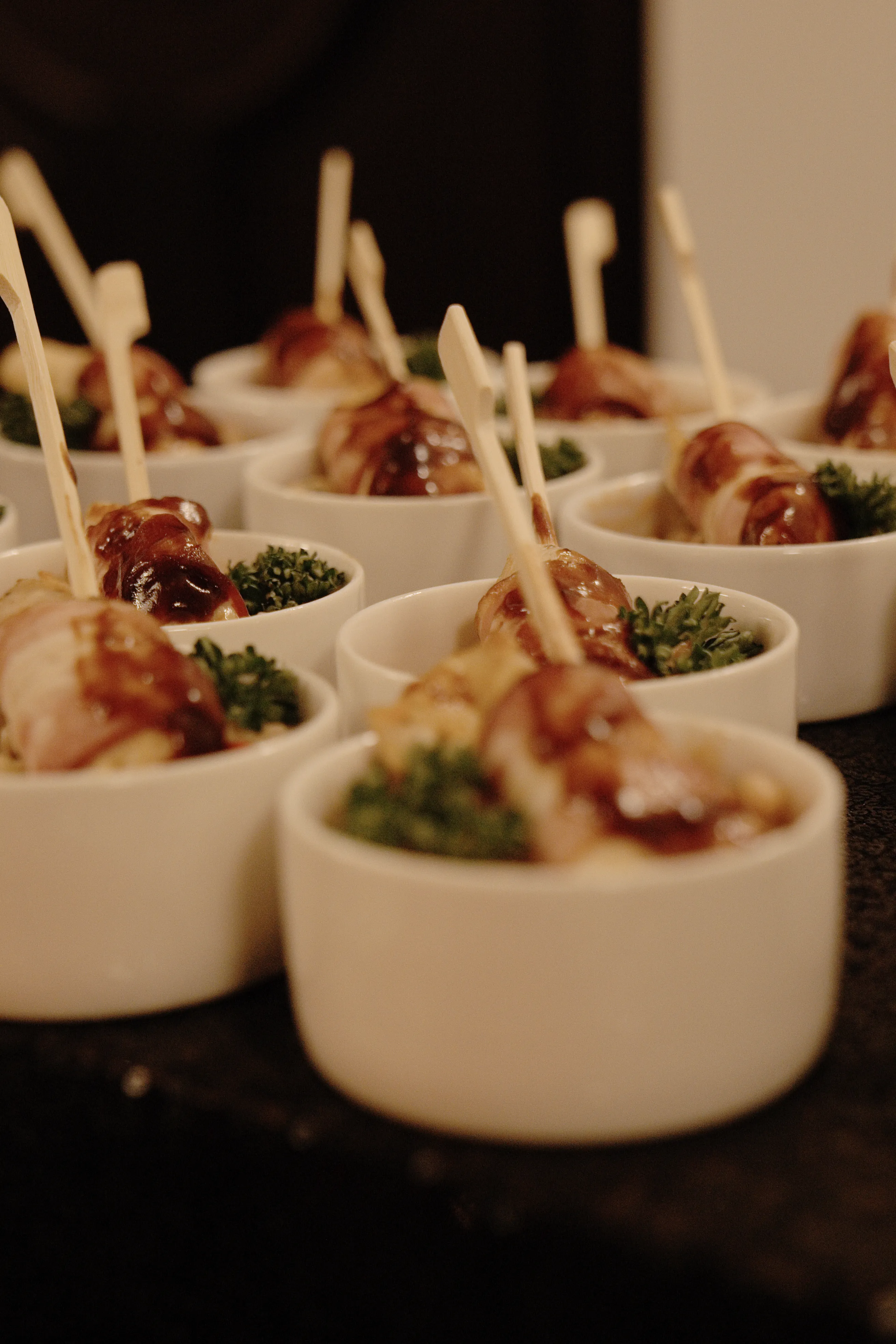 pyszne potrawy rozłożone na szwedzkim stole w Gościńcu w Czuszowie