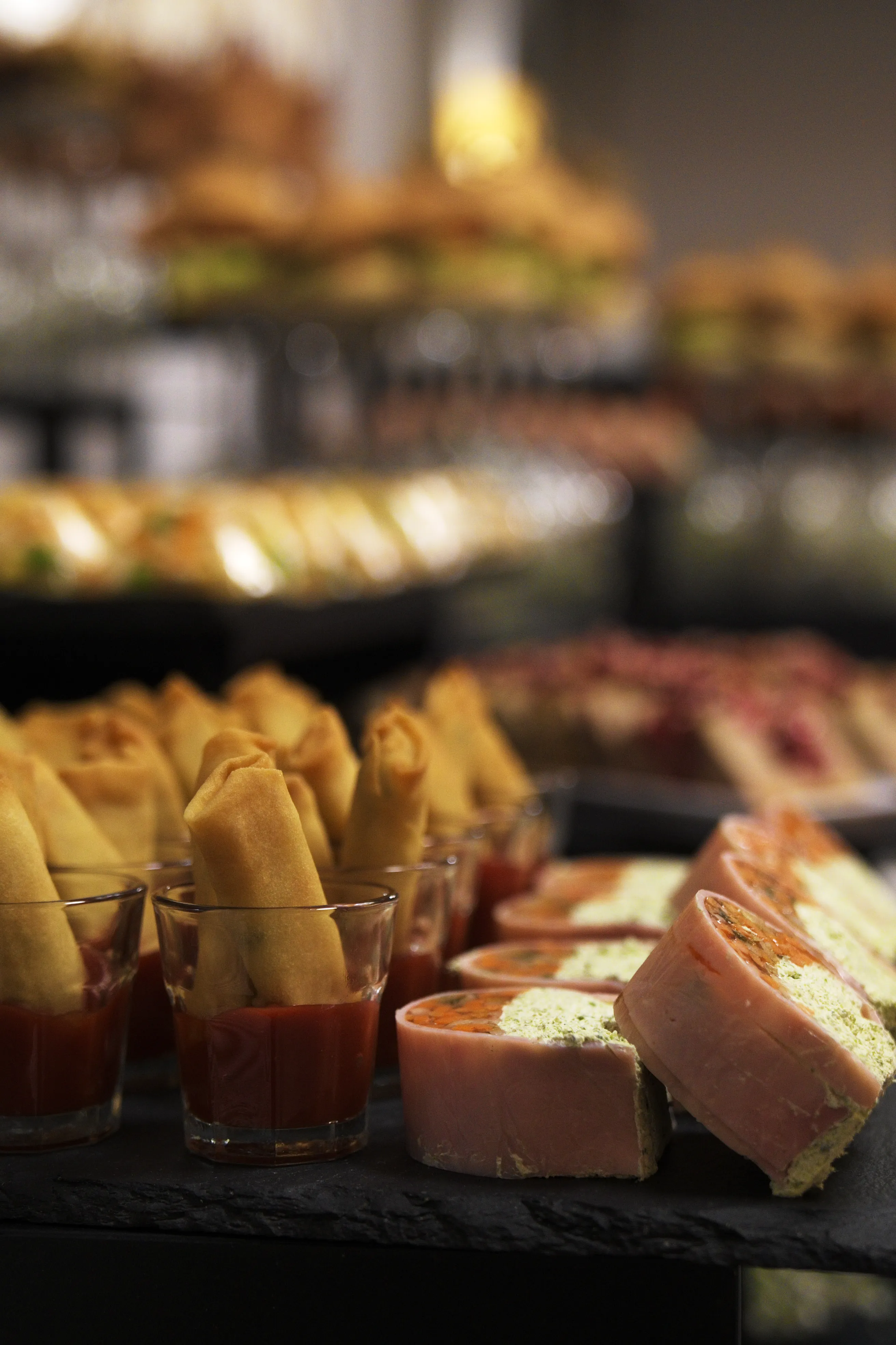 pyszne przystawki rozłożone na szwedzkim stole w Gościńcu w Czuszowie