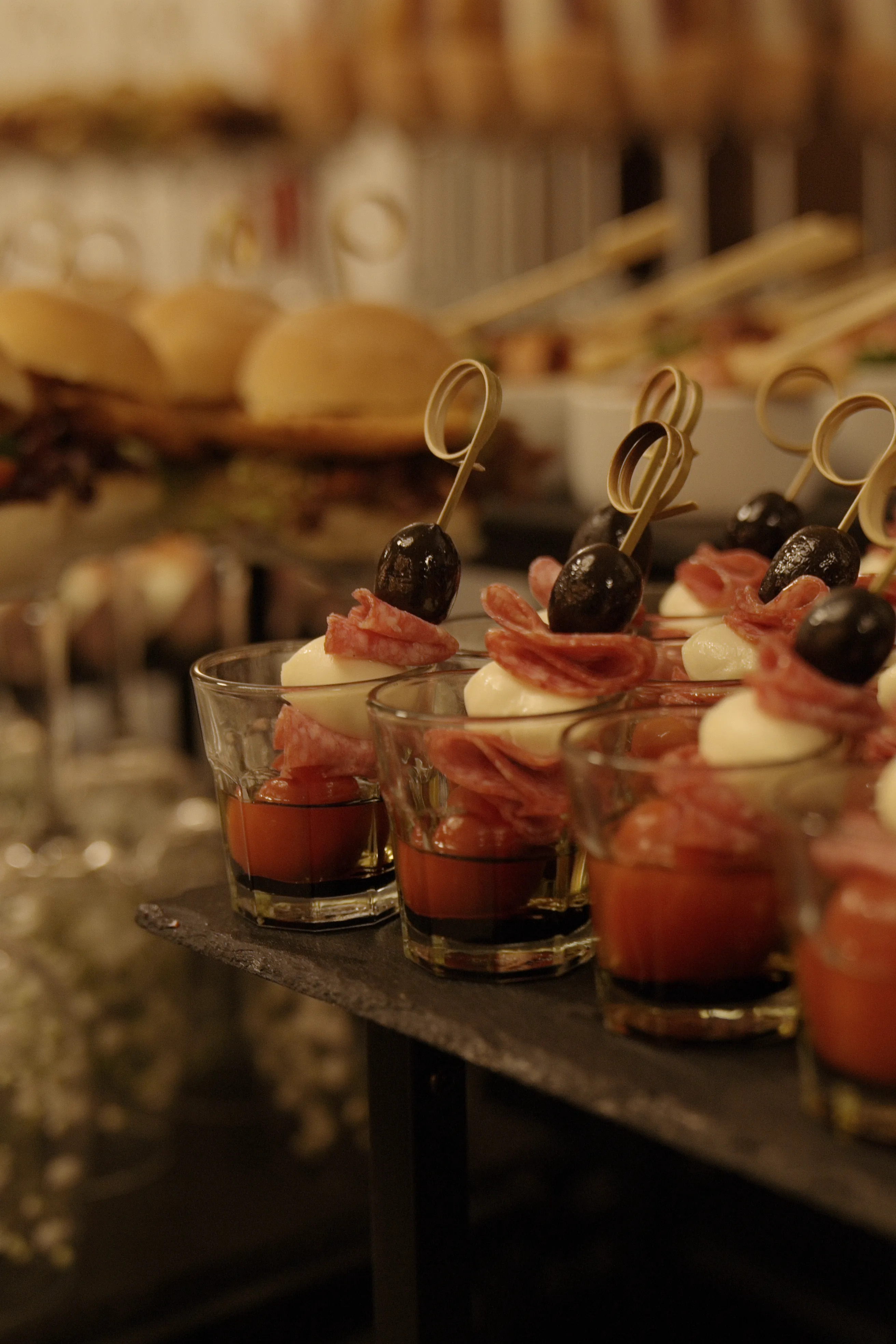 pyszne przystawki rozłożone na szwedzkim stole w Gościńcu w Czuszowie