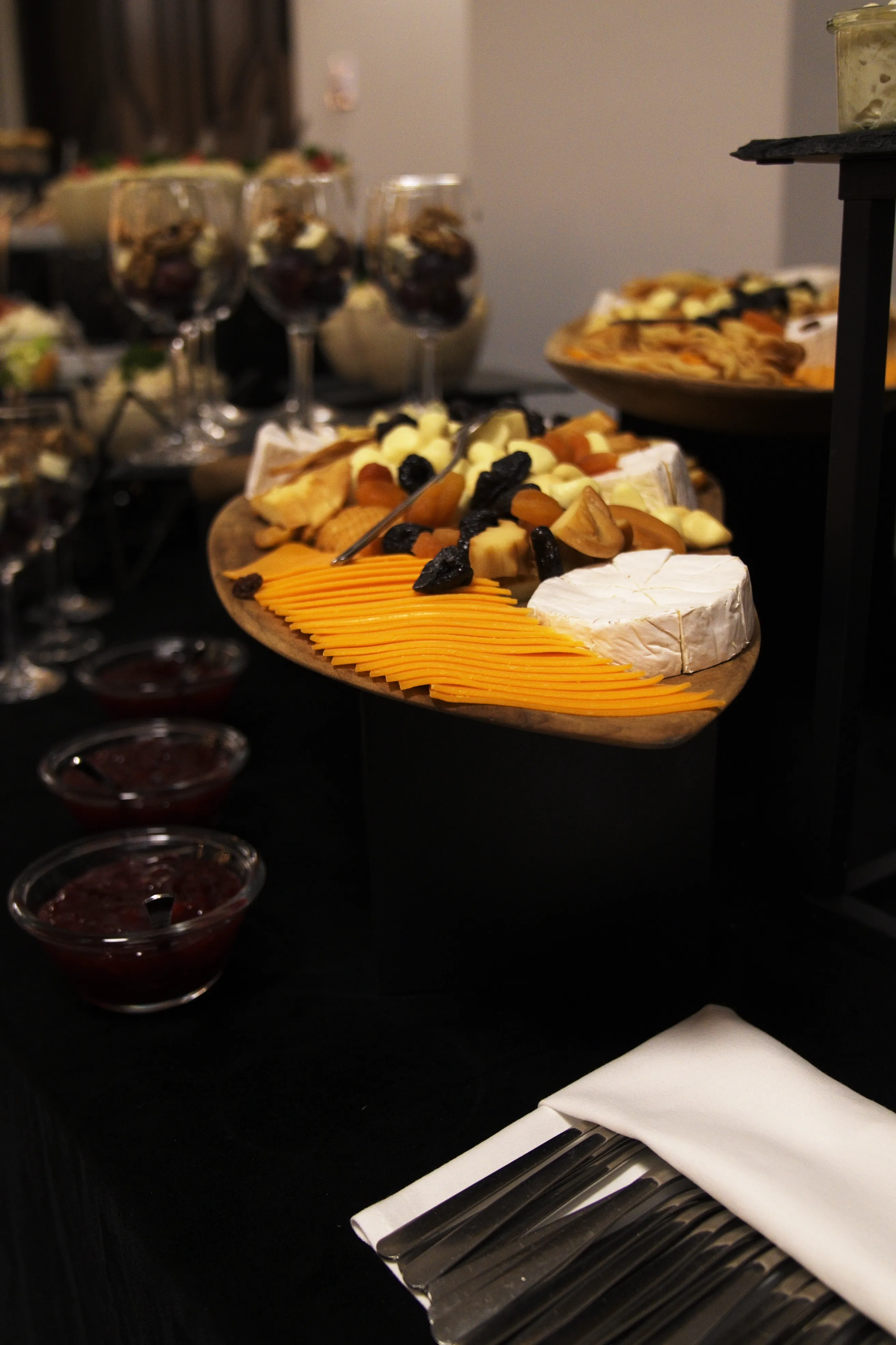 deska serów rozłożona na szwedzkim stole w Gościńcu w Czuszowie 